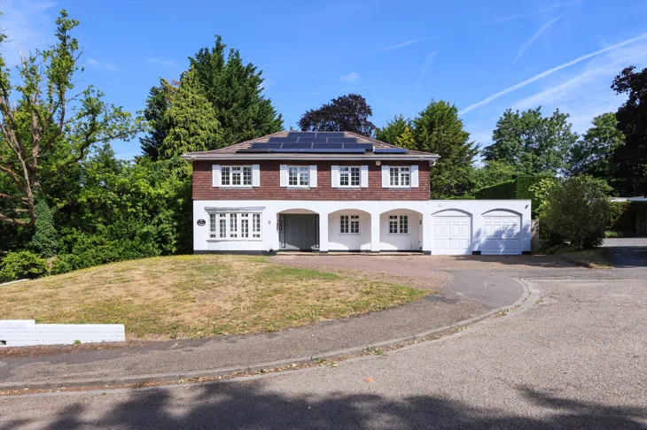 House Sandy Lane in Elmbridge