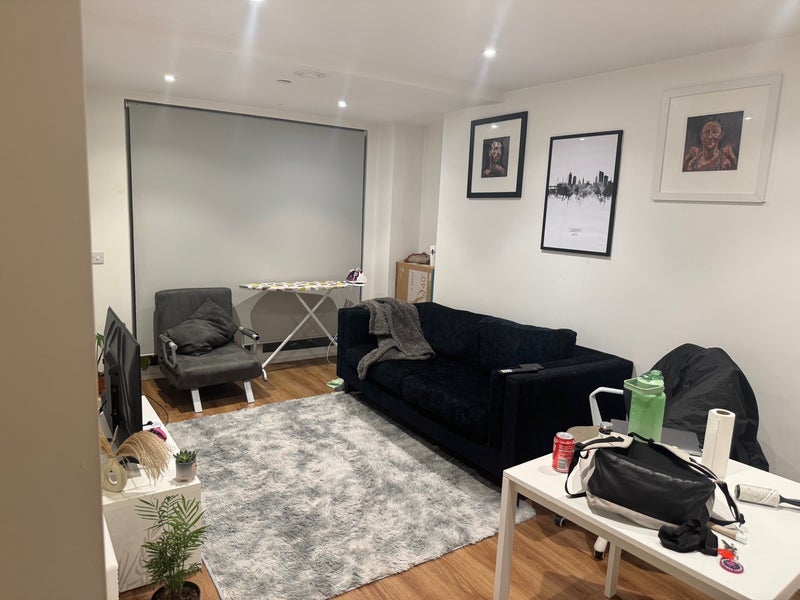 Room Elmira Way in Salford
