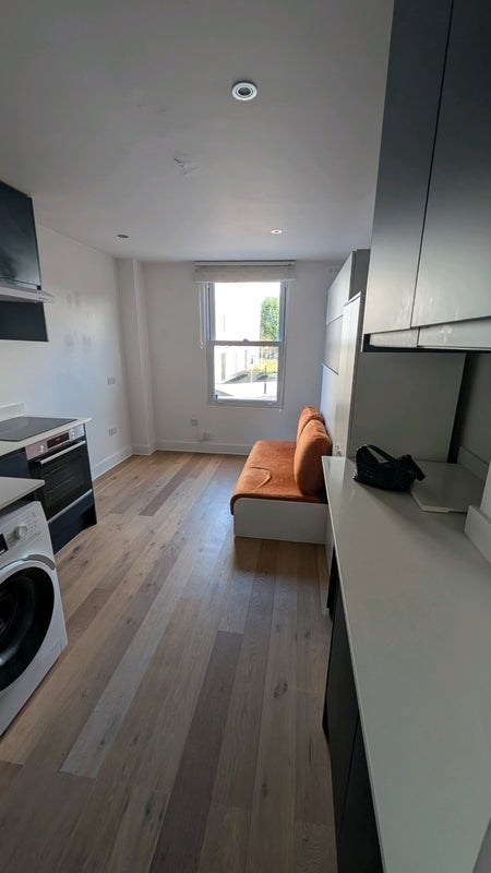 Room Chiswick High Road in Greater London