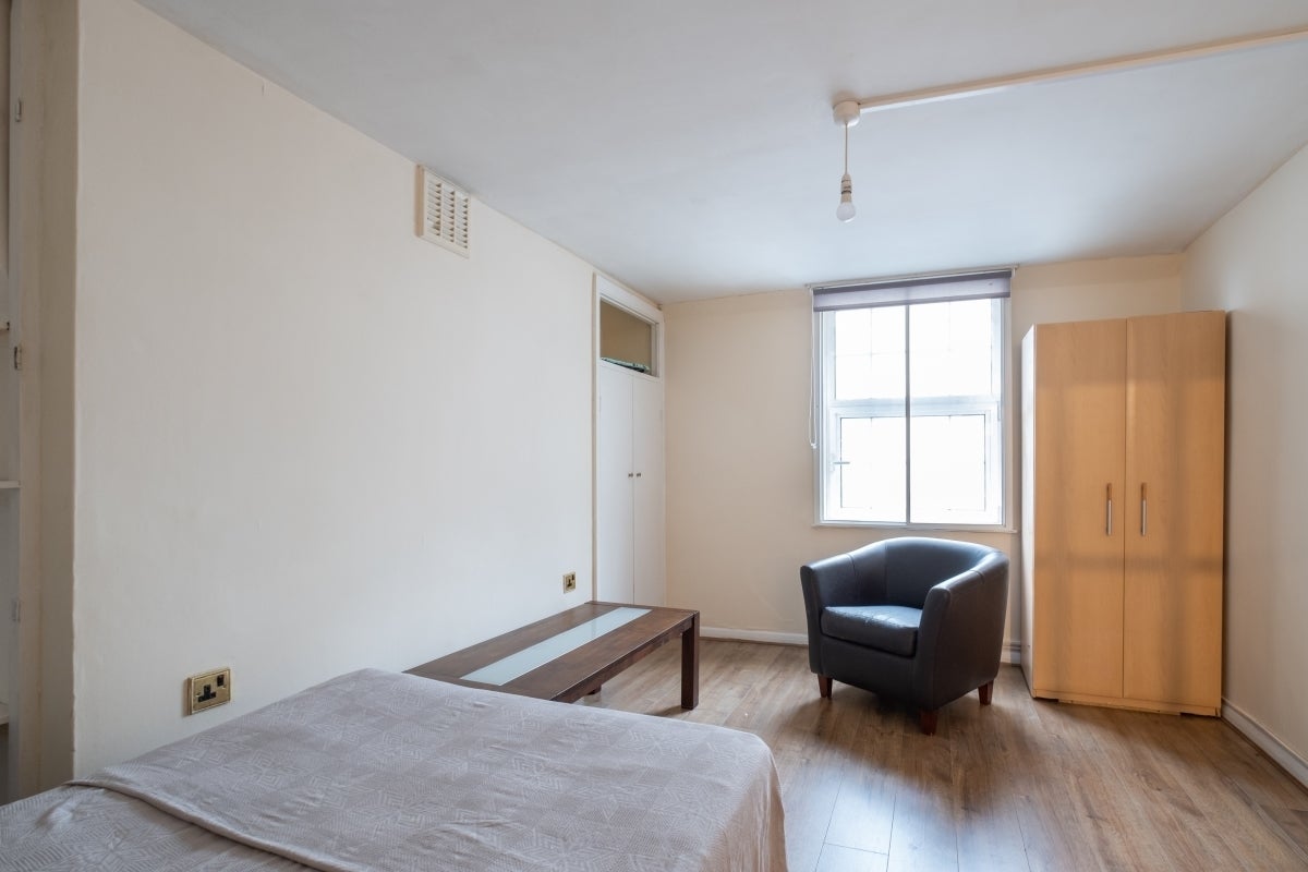 Flat Gatliff Road in City of Westminster