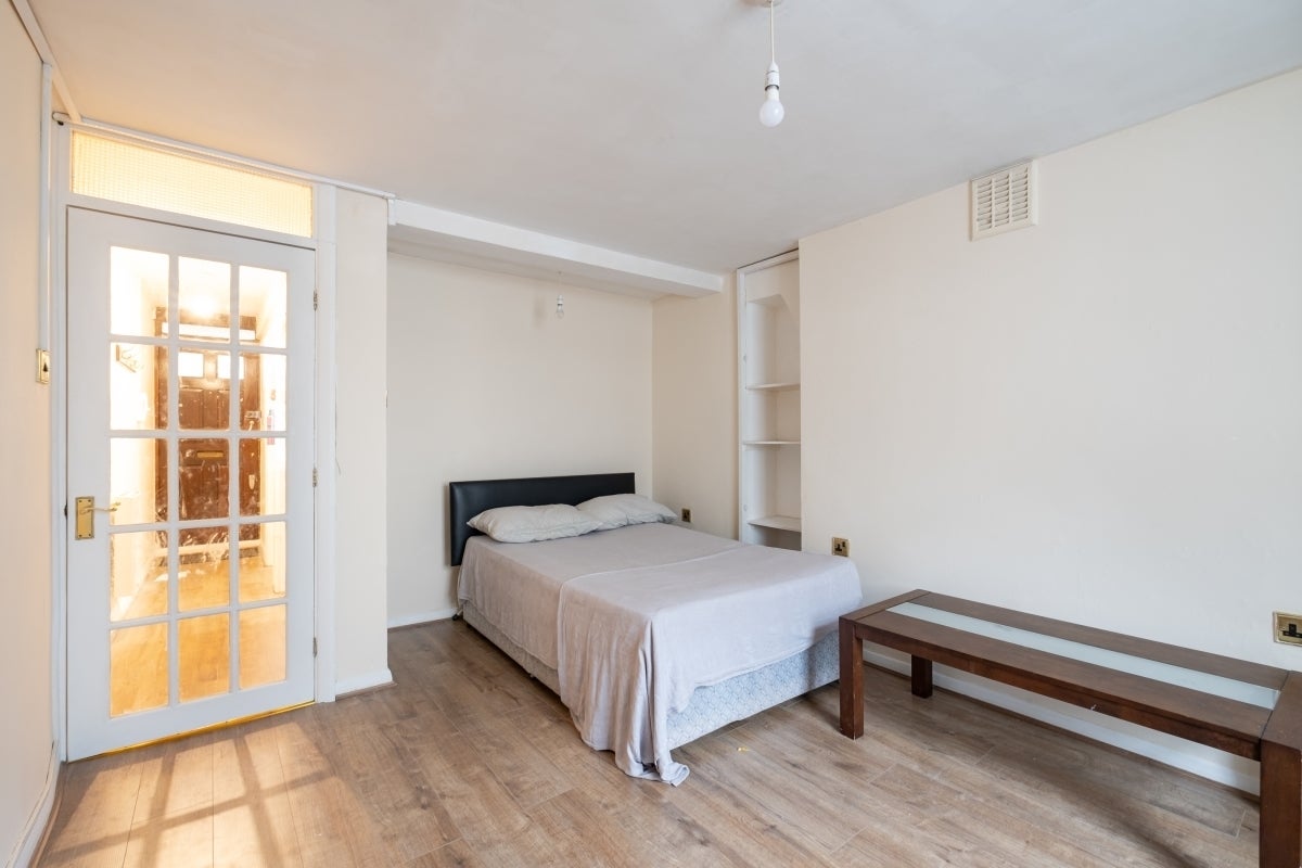 Flat Gatliff Road in City of Westminster