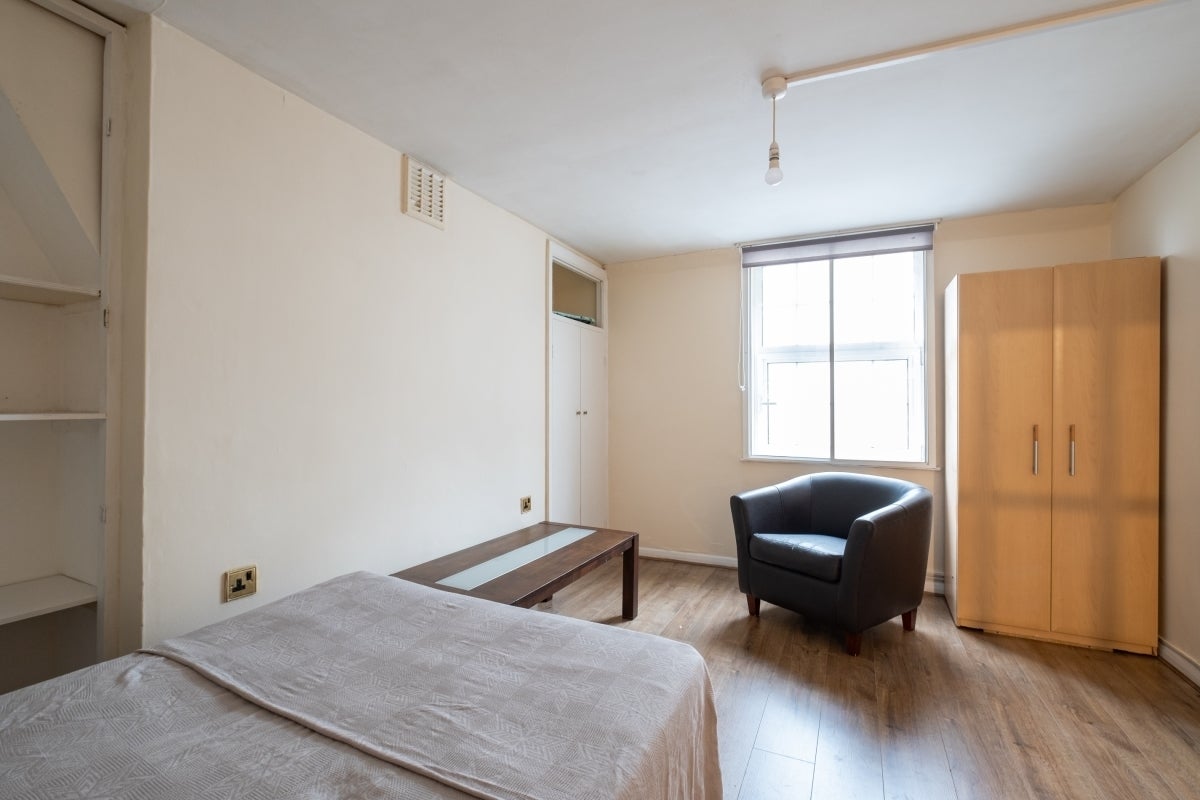 Flat Gatliff Road in City of Westminster