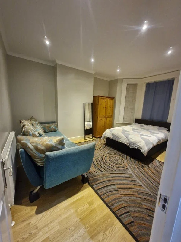 Room Coldershaw Road in Greater London