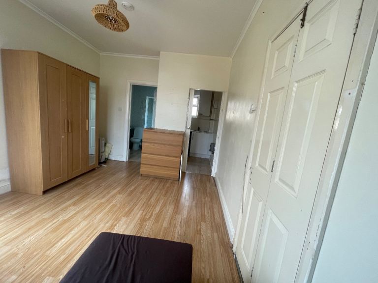 Flat Burns Way in Greater London