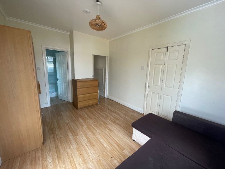 Flat Burns Way in Greater London
