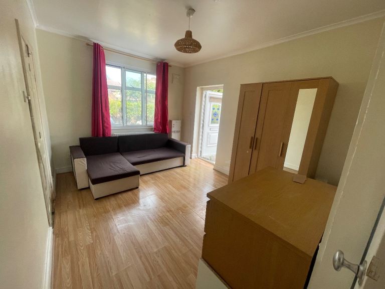 Flat Burns Way in Greater London