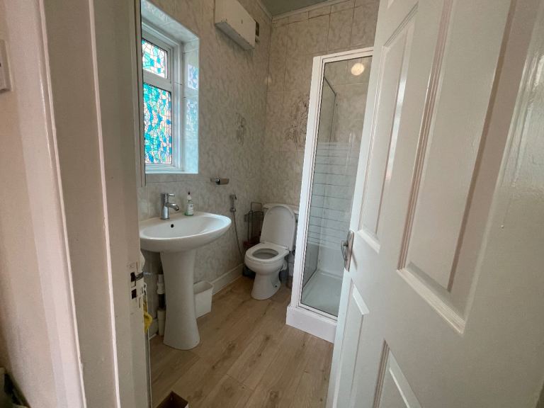 Flat Burns Way in Greater London