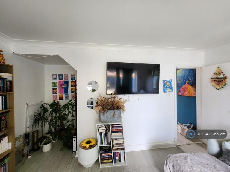House Magellan Place in Greater London