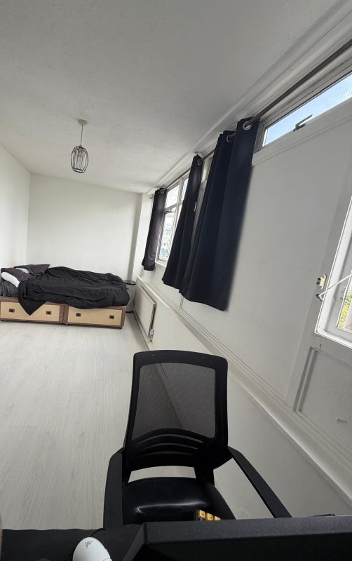 Room Manchester Road in Greater London