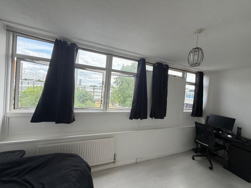 Room Manchester Road in Greater London