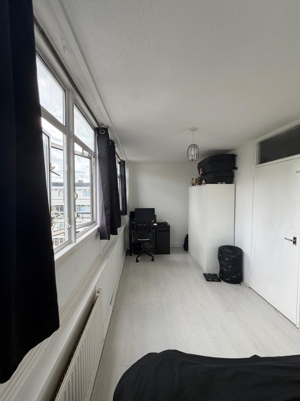 Room Manchester Road in Greater London