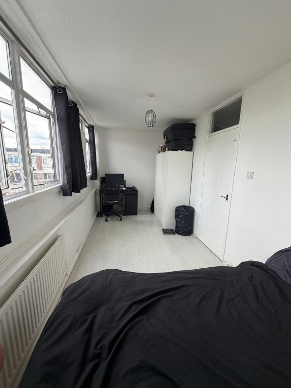 Room Manchester Road in Greater London