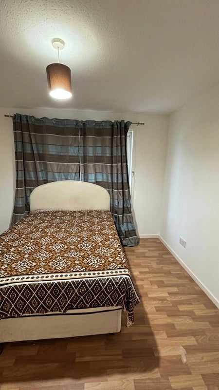 Room Ballantrae Road in Glasgow
