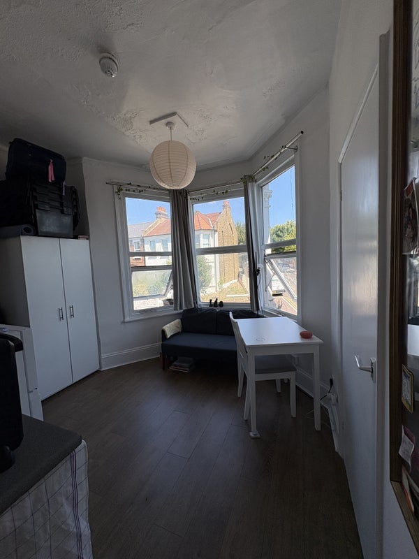 Flat Wightman Road in Greater London