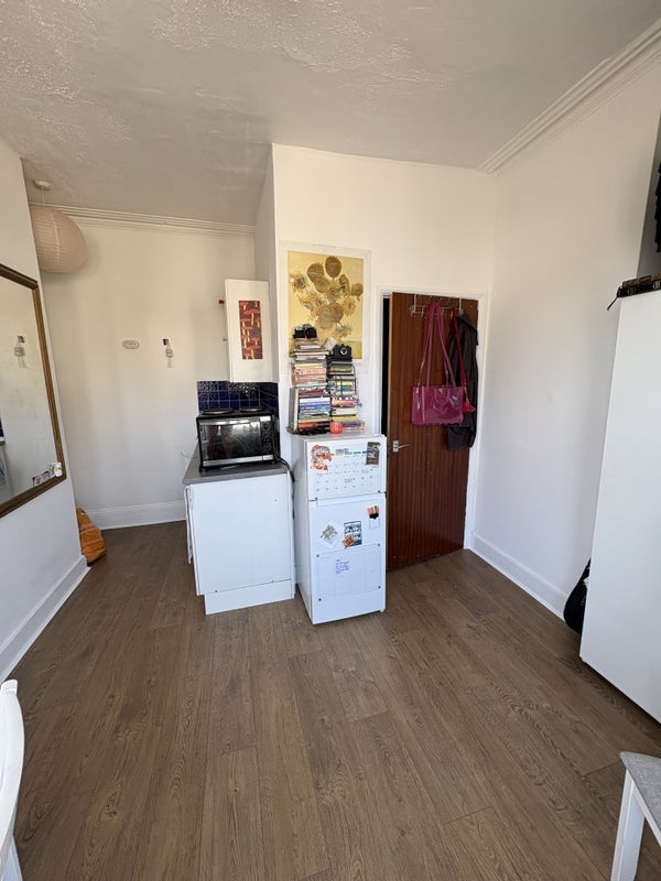 Flat Wightman Road in Greater London