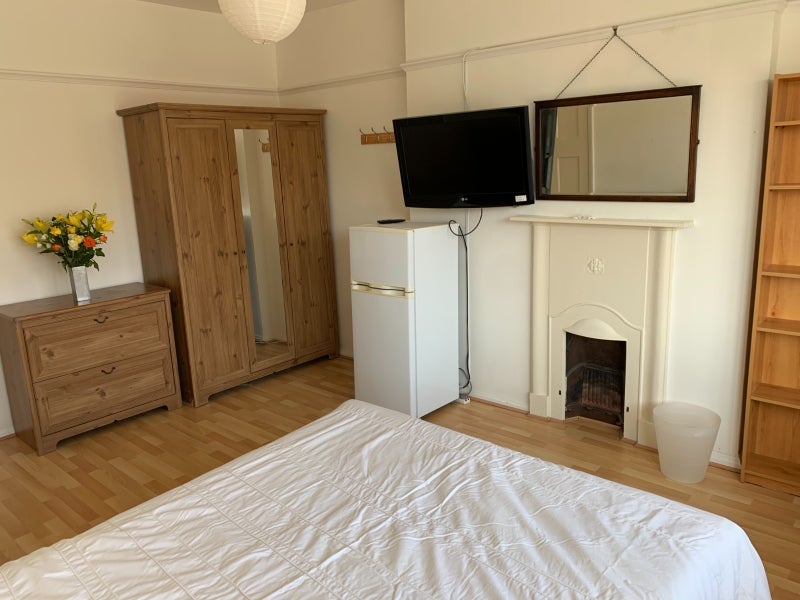 Room Gibbon Road in Greater London
