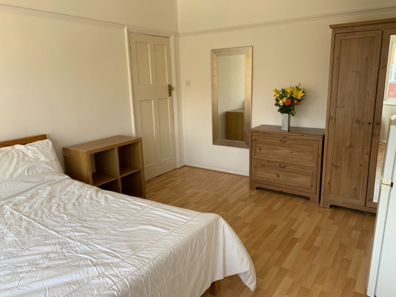 Room Gibbon Road in Greater London