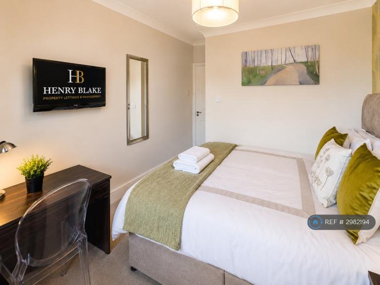 Room Waverley Road in Reading