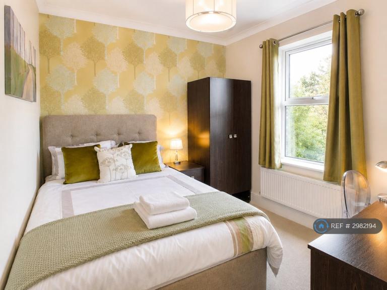 Room Waverley Road in Reading