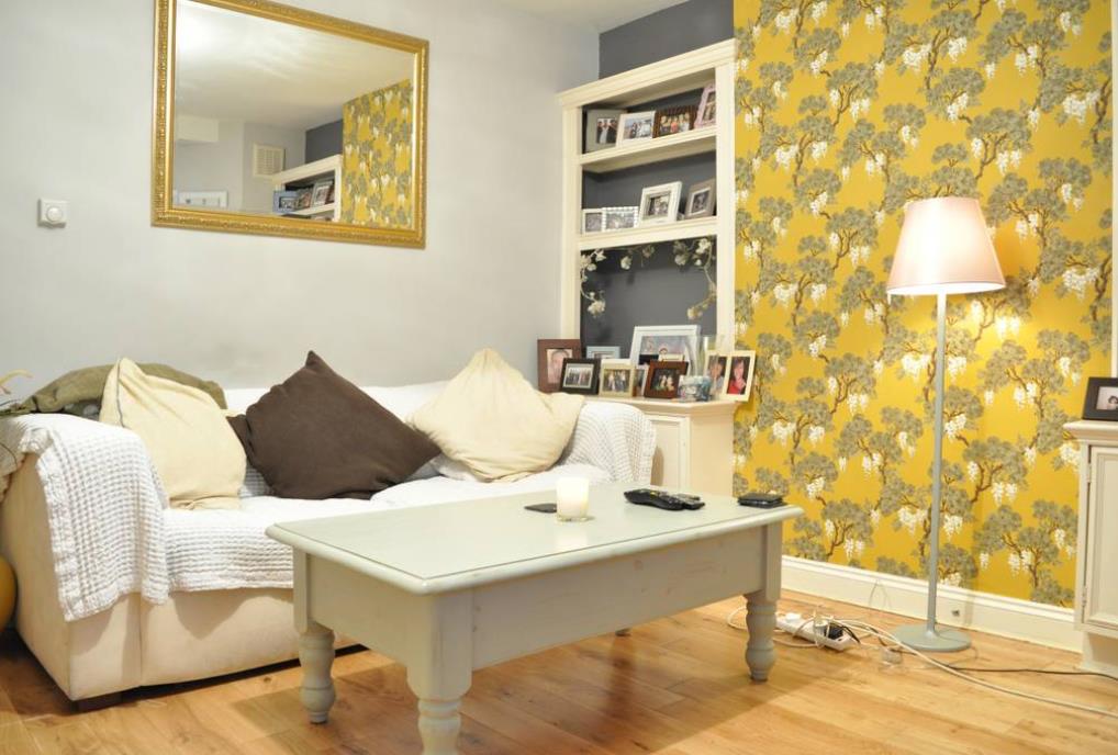 Flat Bromfelde Road in Greater London