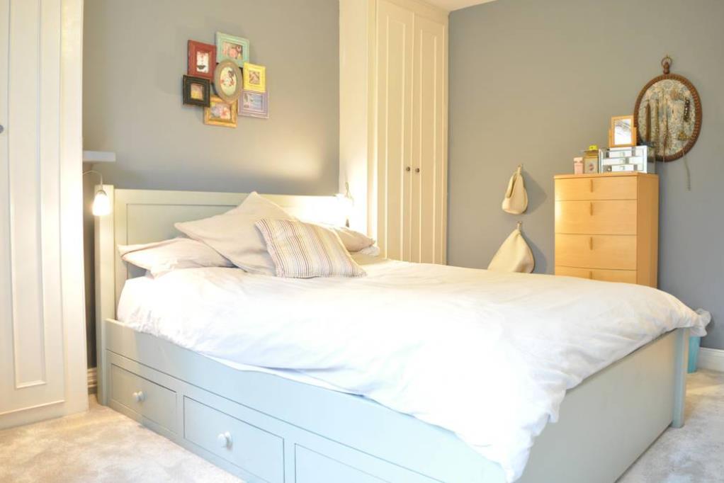 Flat Bromfelde Road in Greater London