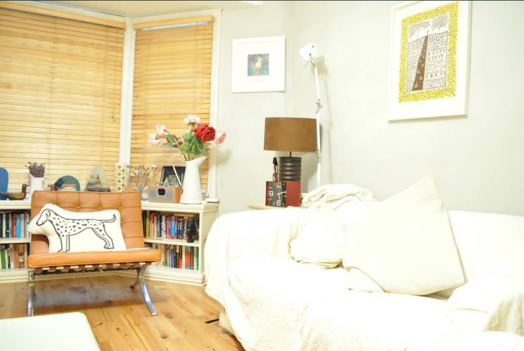 Flat Bromfelde Road in Greater London