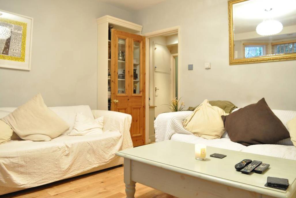 Flat Bromfelde Road in Greater London