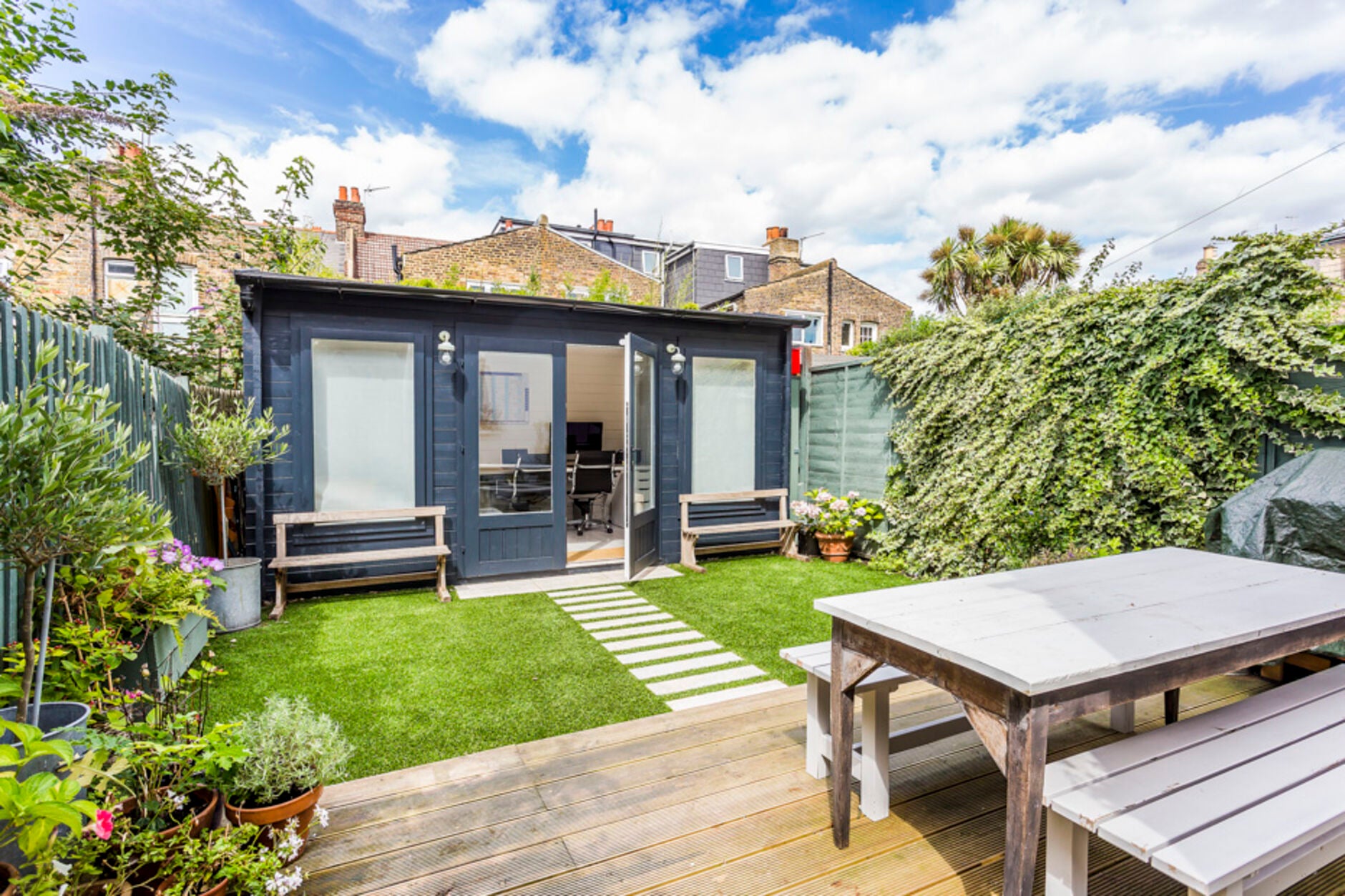 Flat Kinnear Road in Greater London