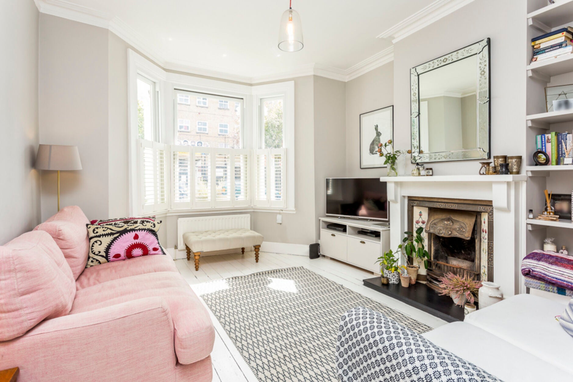 Flat Kinnear Road in Greater London