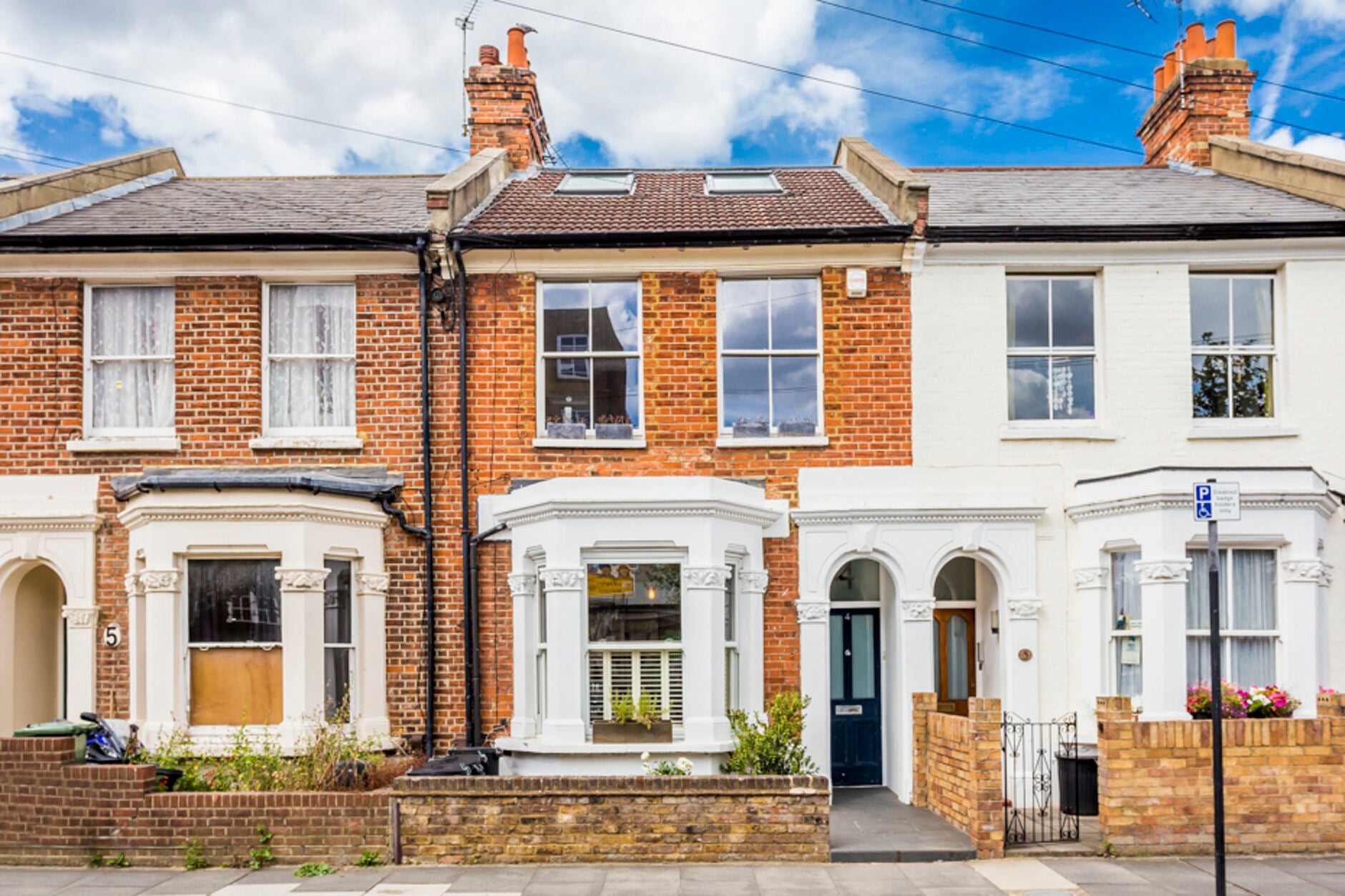 Flat Kinnear Road in Greater London