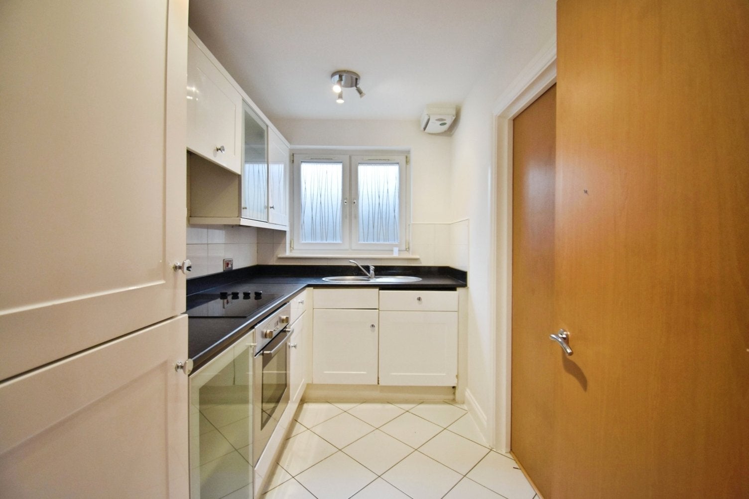 Flat Hayes Lane in Greater London