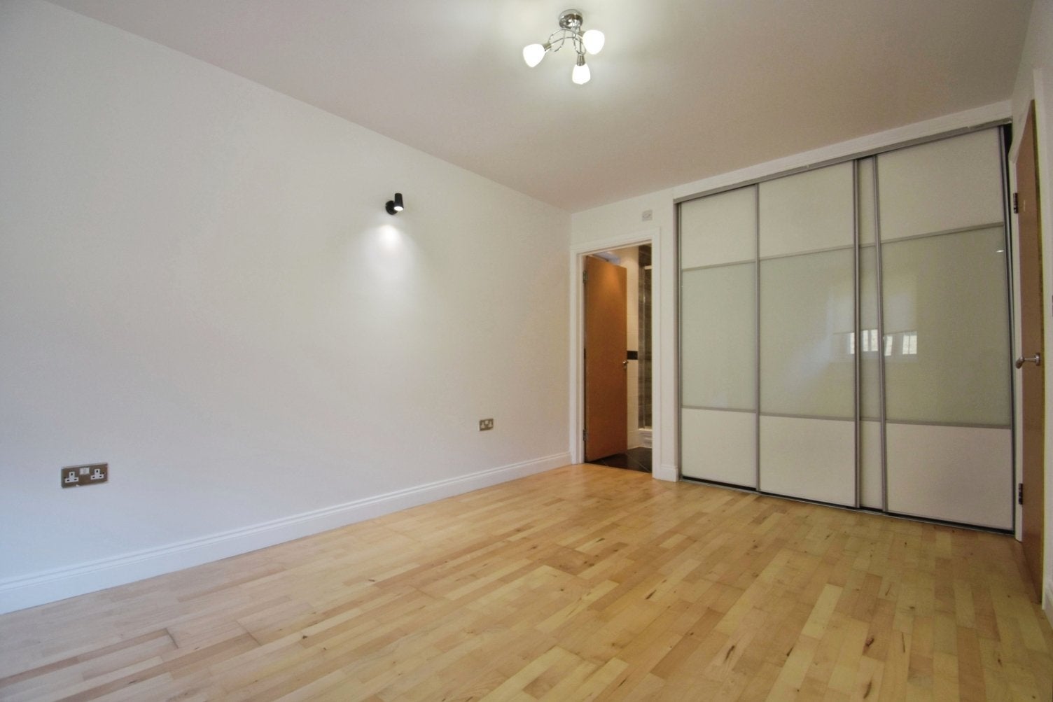 Flat Hayes Lane in Greater London