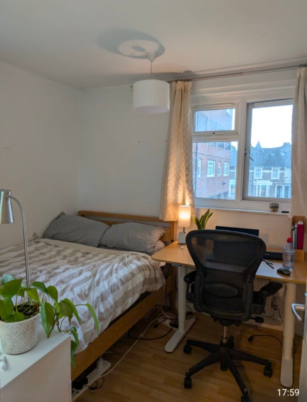 Room Foulden Road in Greater London