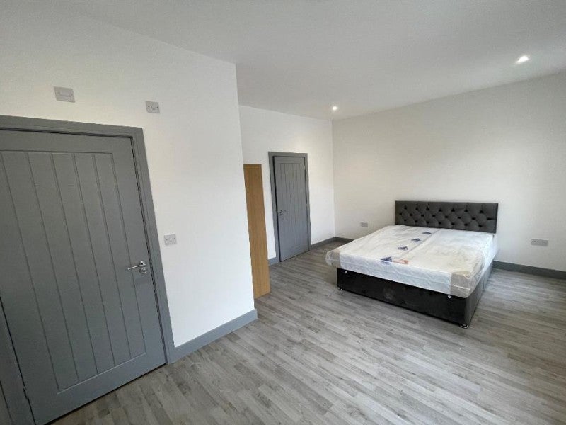 Room Lime Tree Avenue in Peterborough
