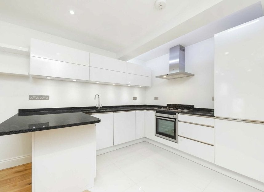 Flat Fellows Road in Greater London