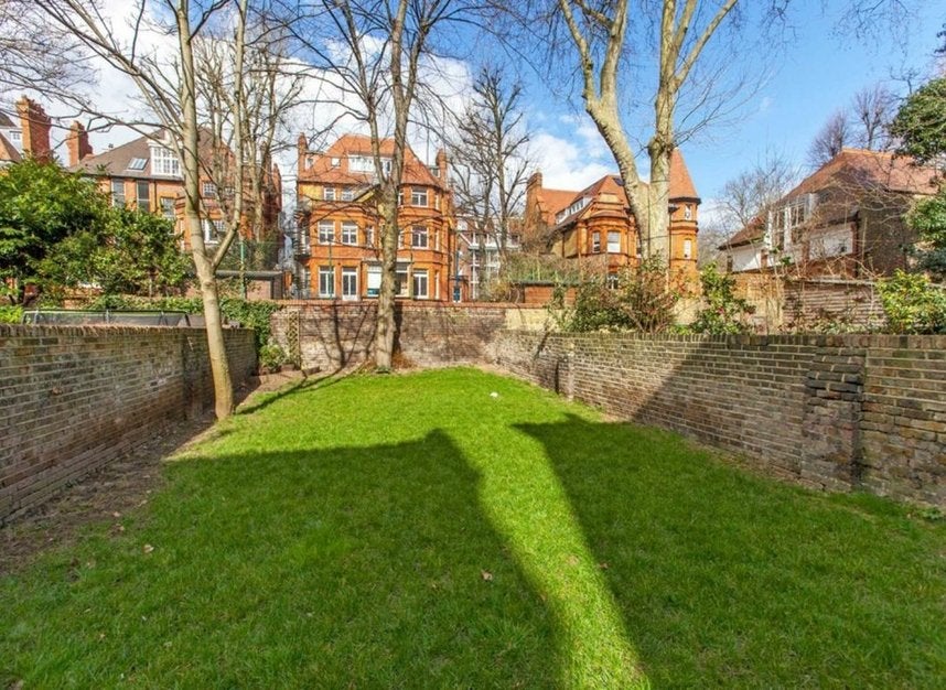 Flat Fellows Road in Greater London