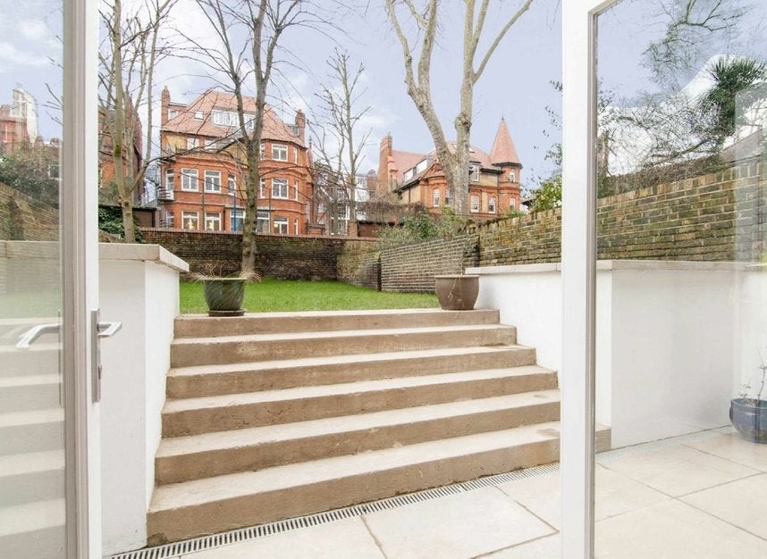 Flat Fellows Road in Greater London