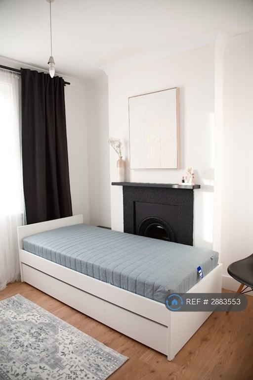 Room Albert Road in Greater London