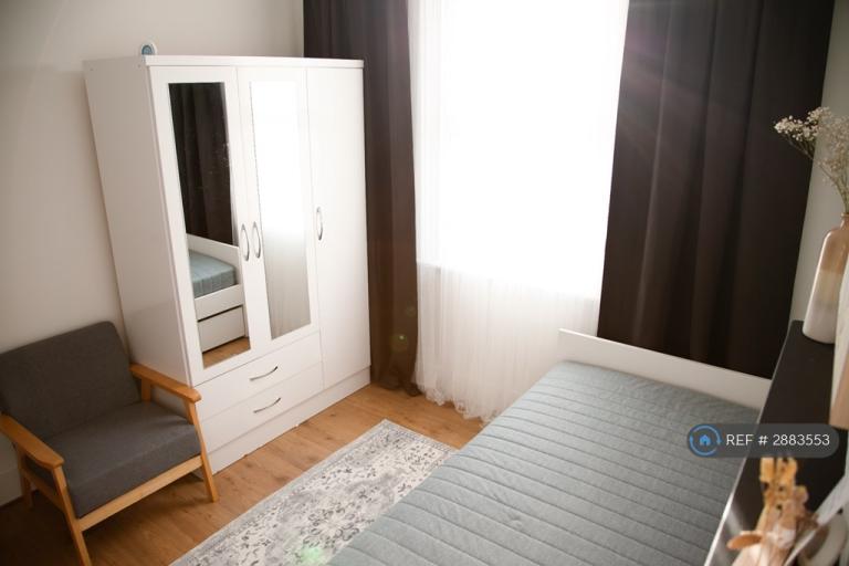 Room Albert Road in Greater London