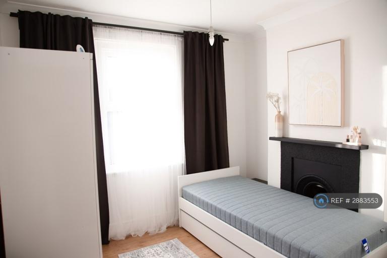 Room Albert Road in Greater London