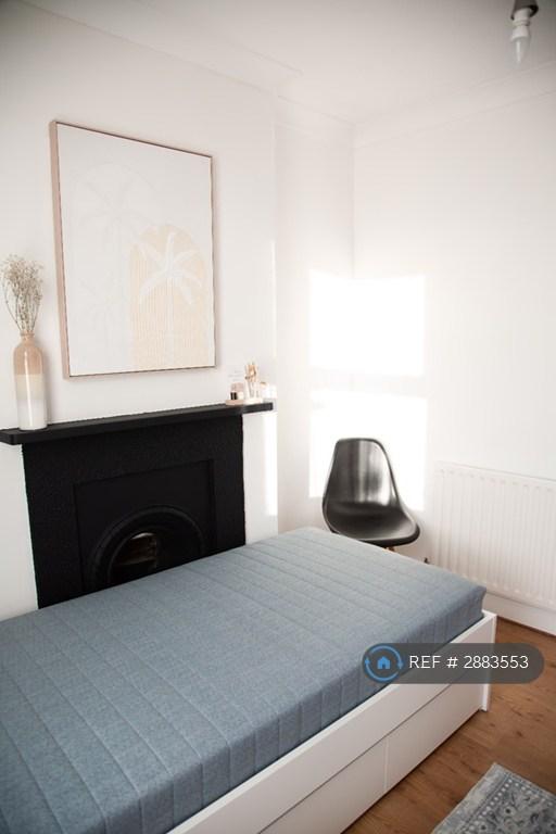 Room Albert Road in Greater London