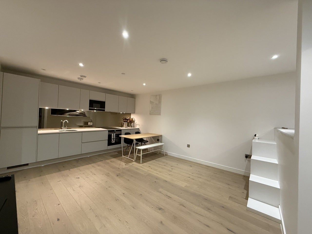 Flat Buckhold Road in Greater London