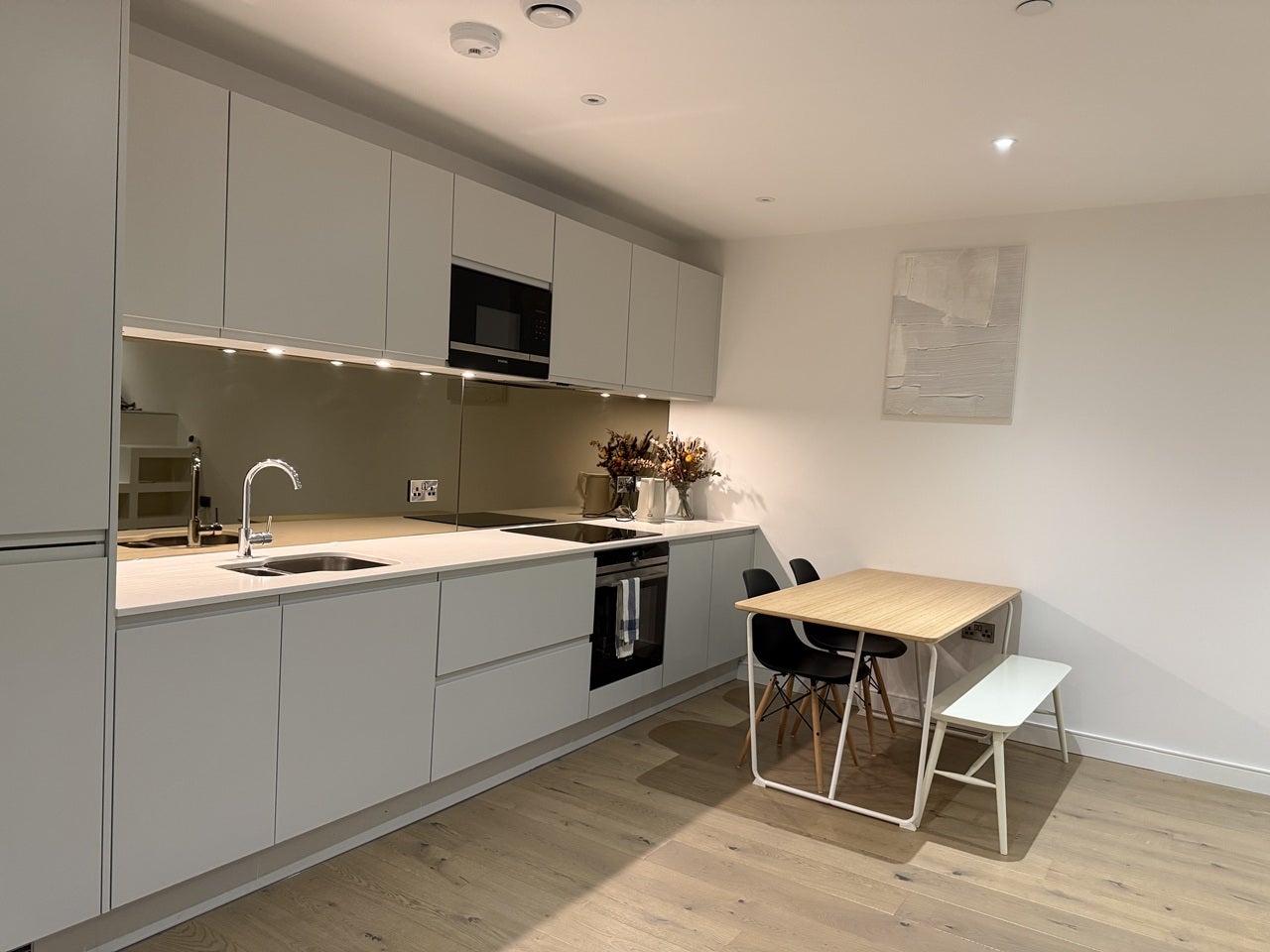 Flat Buckhold Road in Greater London
