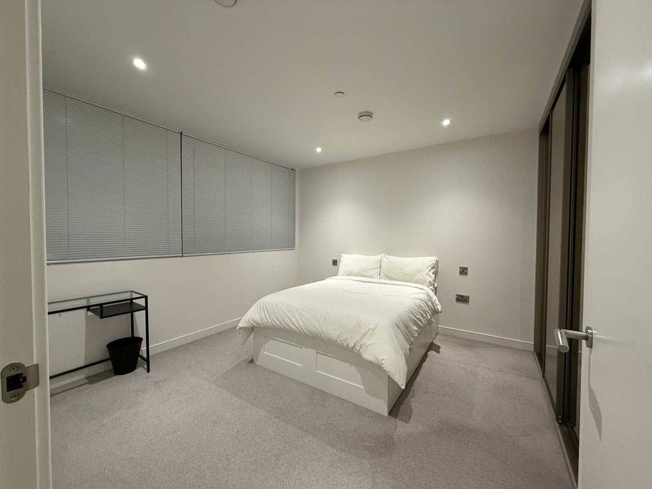 Flat Buckhold Road in Greater London