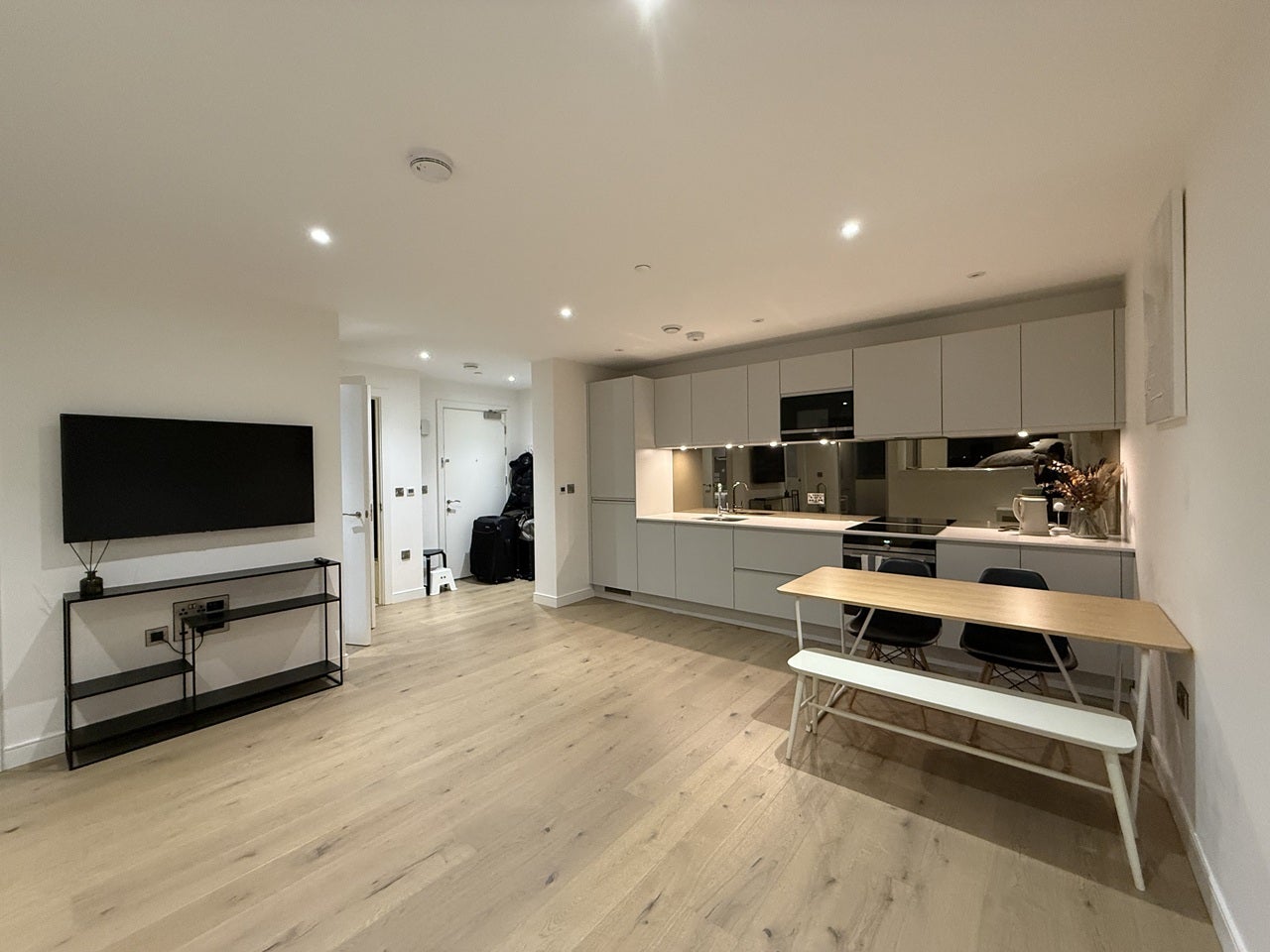 Flat Buckhold Road in Greater London