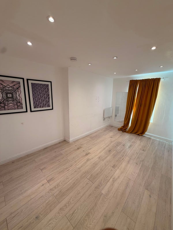 Room Garratt Lane in Greater London