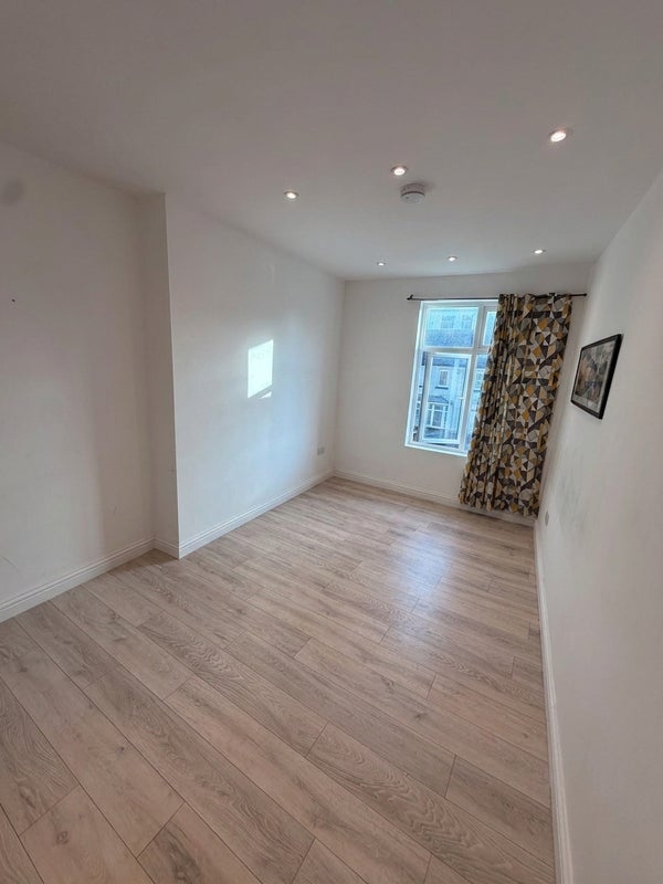 Room Garratt Lane in Greater London