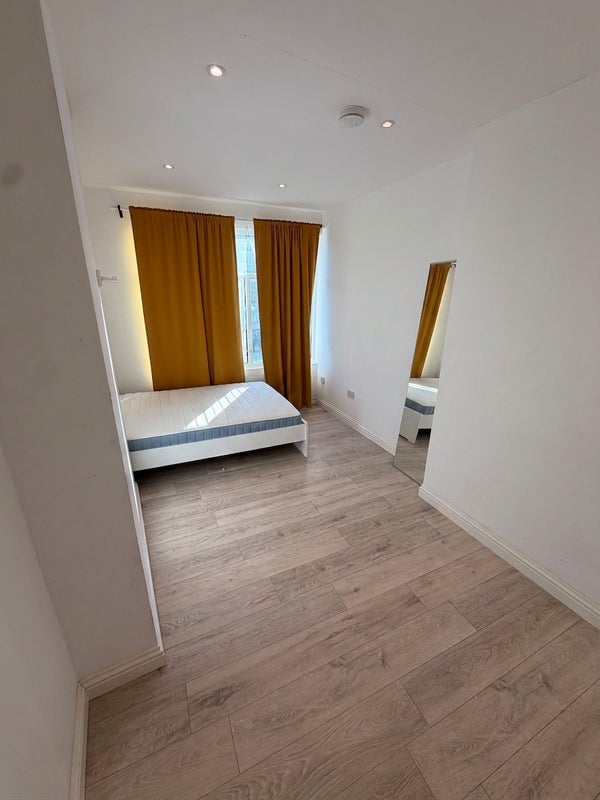 Room Garratt Lane in Greater London
