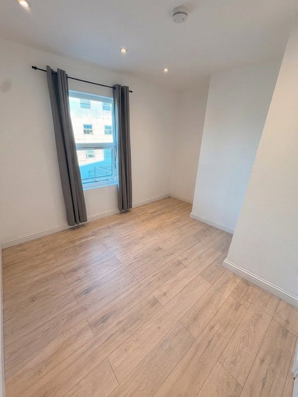 Room Garratt Lane in Greater London