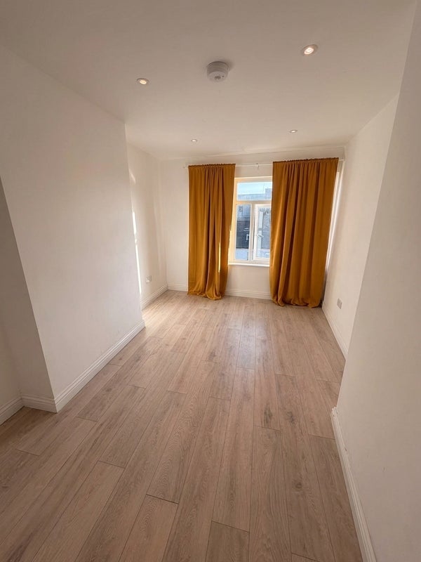 Room Garratt Lane in Greater London